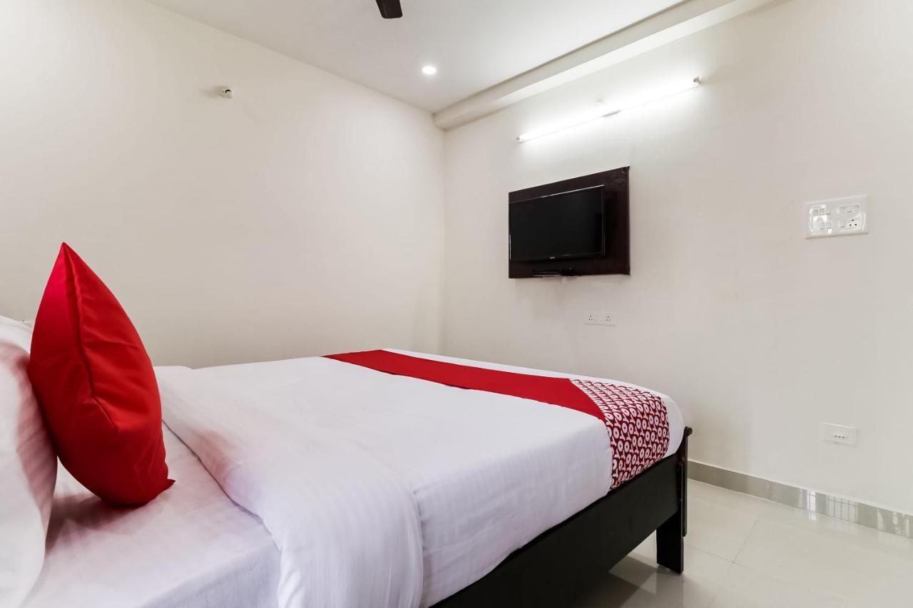 Oyo Victory Grand Hotel Tadepalle Exterior photo