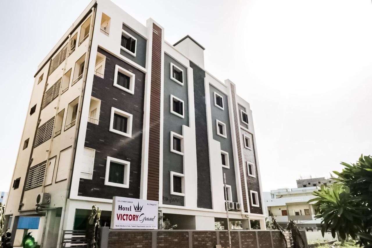 Oyo Victory Grand Hotel Tadepalle Exterior photo