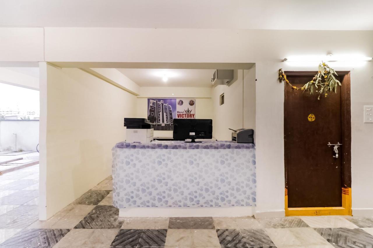 Oyo Victory Grand Hotel Tadepalle Exterior photo