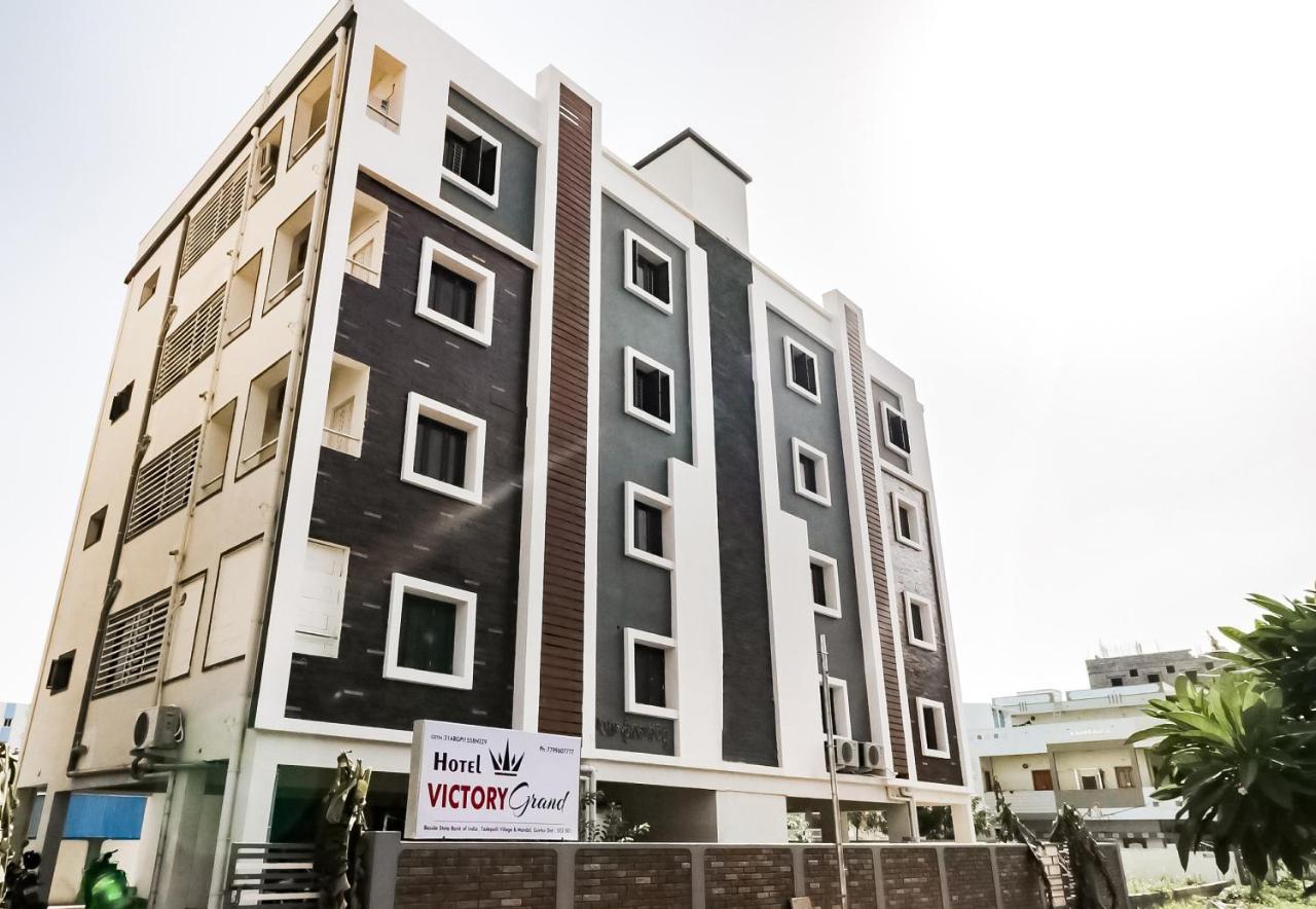 Oyo Victory Grand Hotel Tadepalle Exterior photo