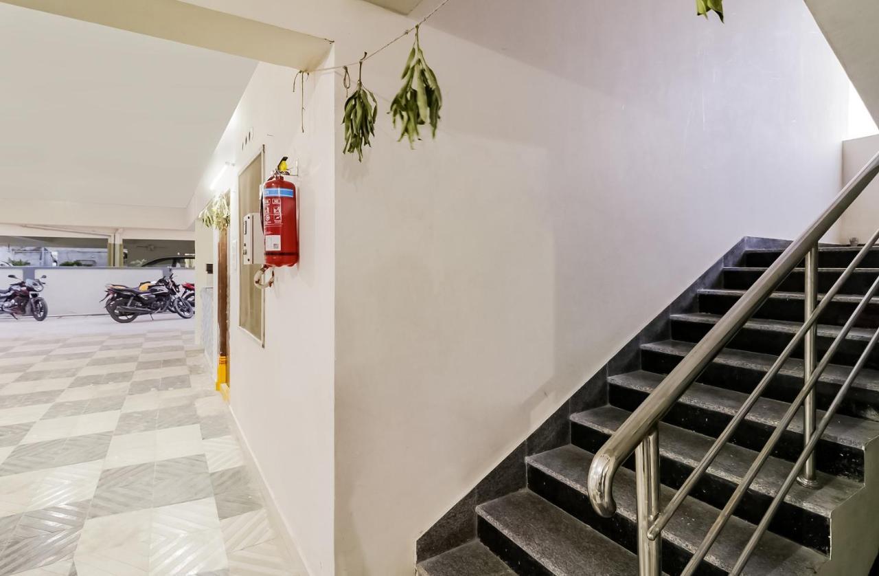 Oyo Victory Grand Hotel Tadepalle Exterior photo