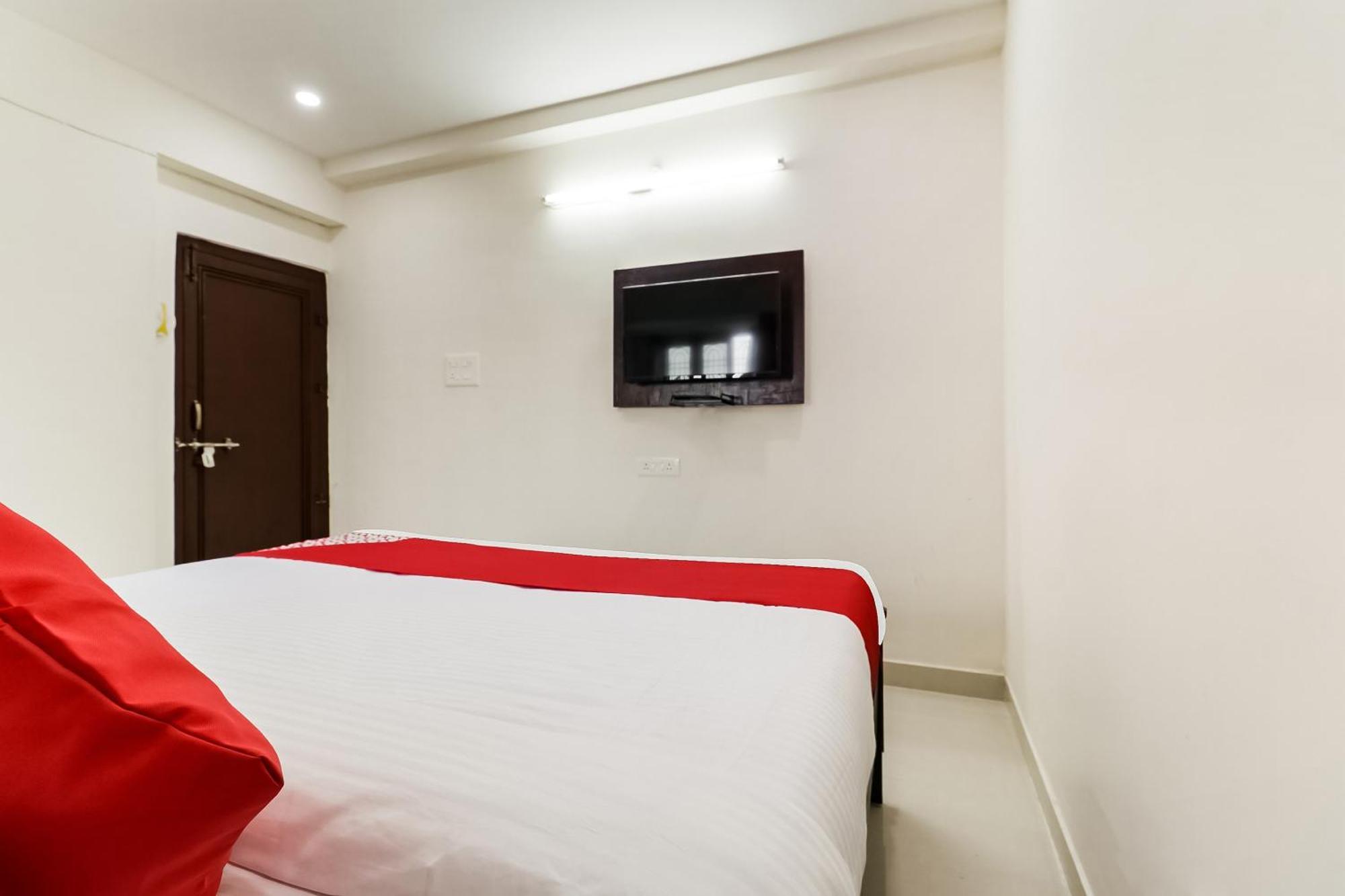 Oyo Victory Grand Hotel Tadepalle Exterior photo