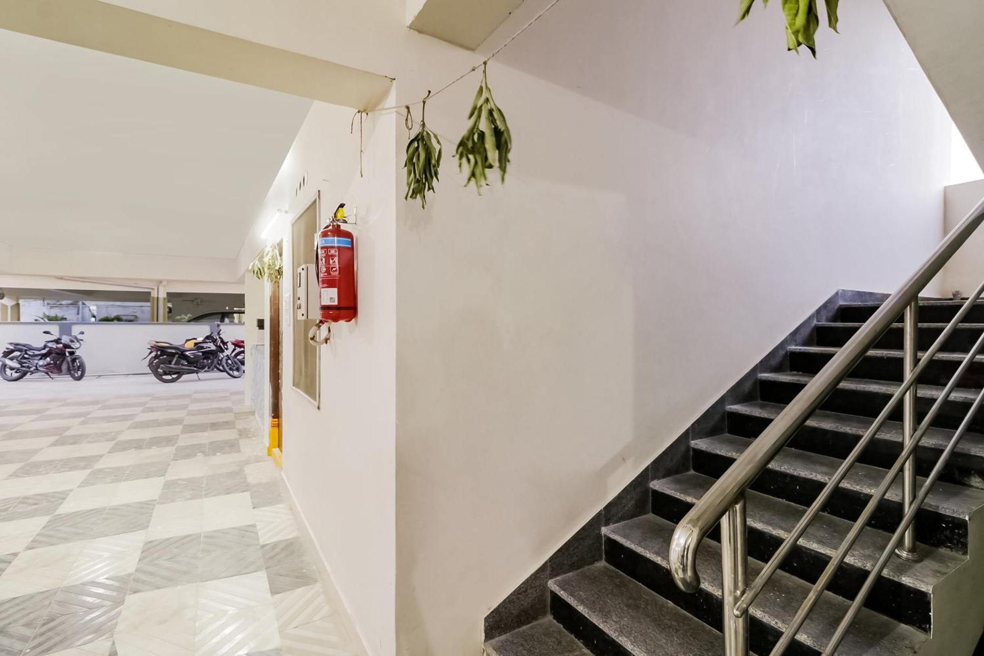Oyo Victory Grand Hotel Tadepalle Exterior photo