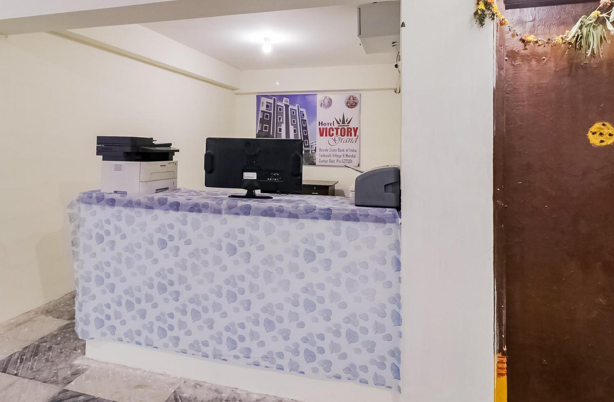 Oyo Victory Grand Hotel Tadepalle Exterior photo