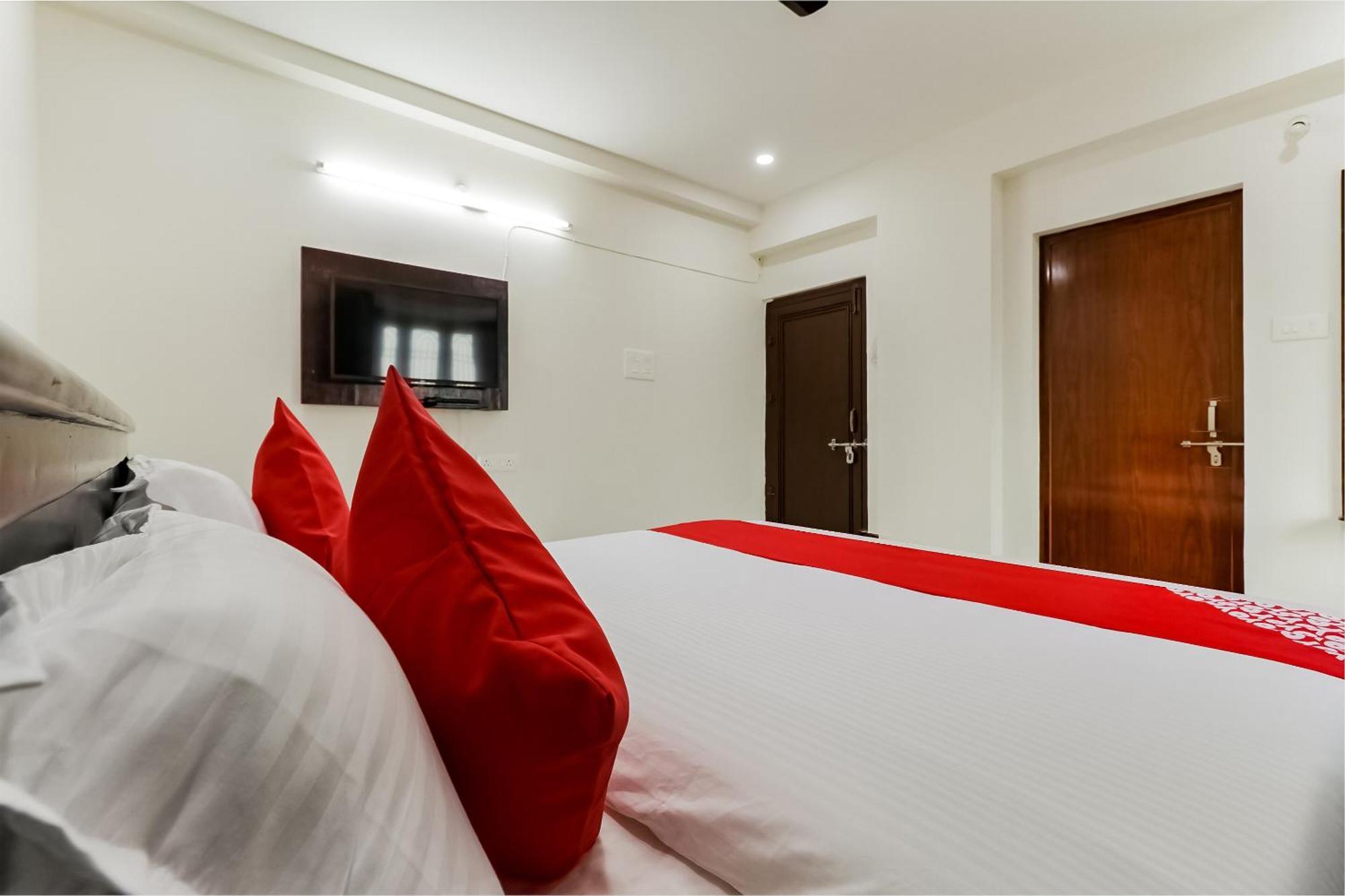 Oyo Victory Grand Hotel Tadepalle Exterior photo
